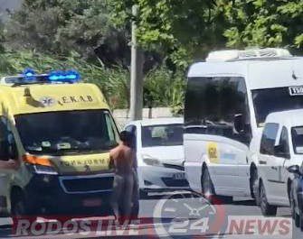 Απίστευτο σκηνικό στο Φαληράκι: Γυμνός τουρίστας ανέβηκε στην οροφή ασθενοφόρου του ΕΚΑΒ! (video)