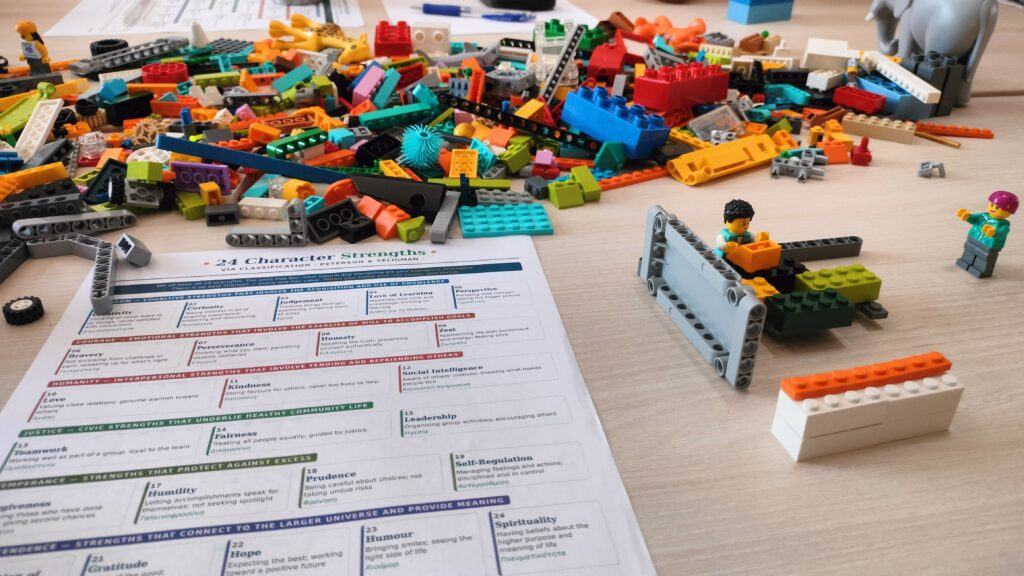 LEGO Serious Play στη Ρόδο: Μια πρωτότυπη δράση του Πανεπιστημίου Αιγαίου για την ευεξία και την εκπαίδευση