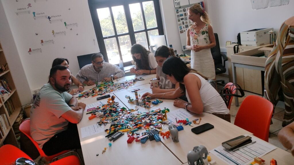 LEGO Serious Play στη Ρόδο: Μια πρωτότυπη δράση του Πανεπιστημίου Αιγαίου για την ευεξία και την εκπαίδευση