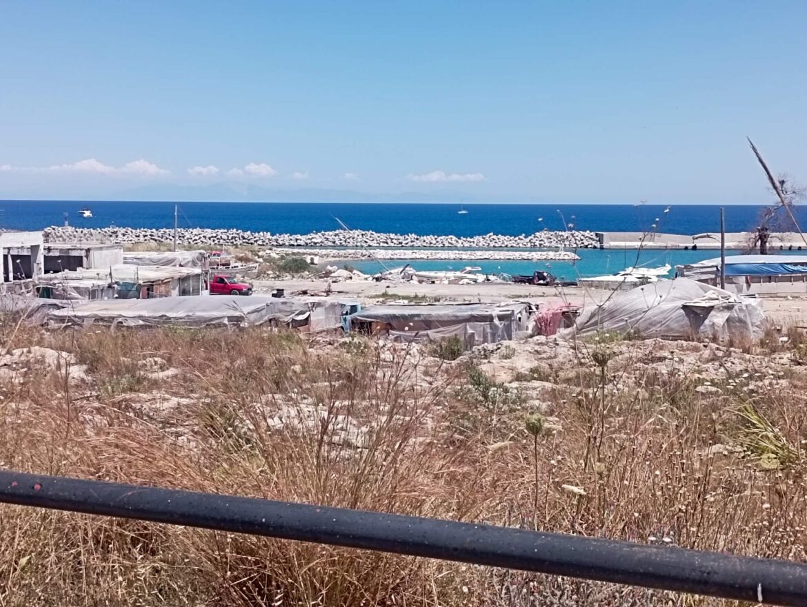 Αγωγή αποζημίωσης κατά Δημοσίου και Δήμου Ρόδου για κατάληψη ιδιοκτησίας από Ρομά στον καταυλισμό του Κορακόνερου!!!