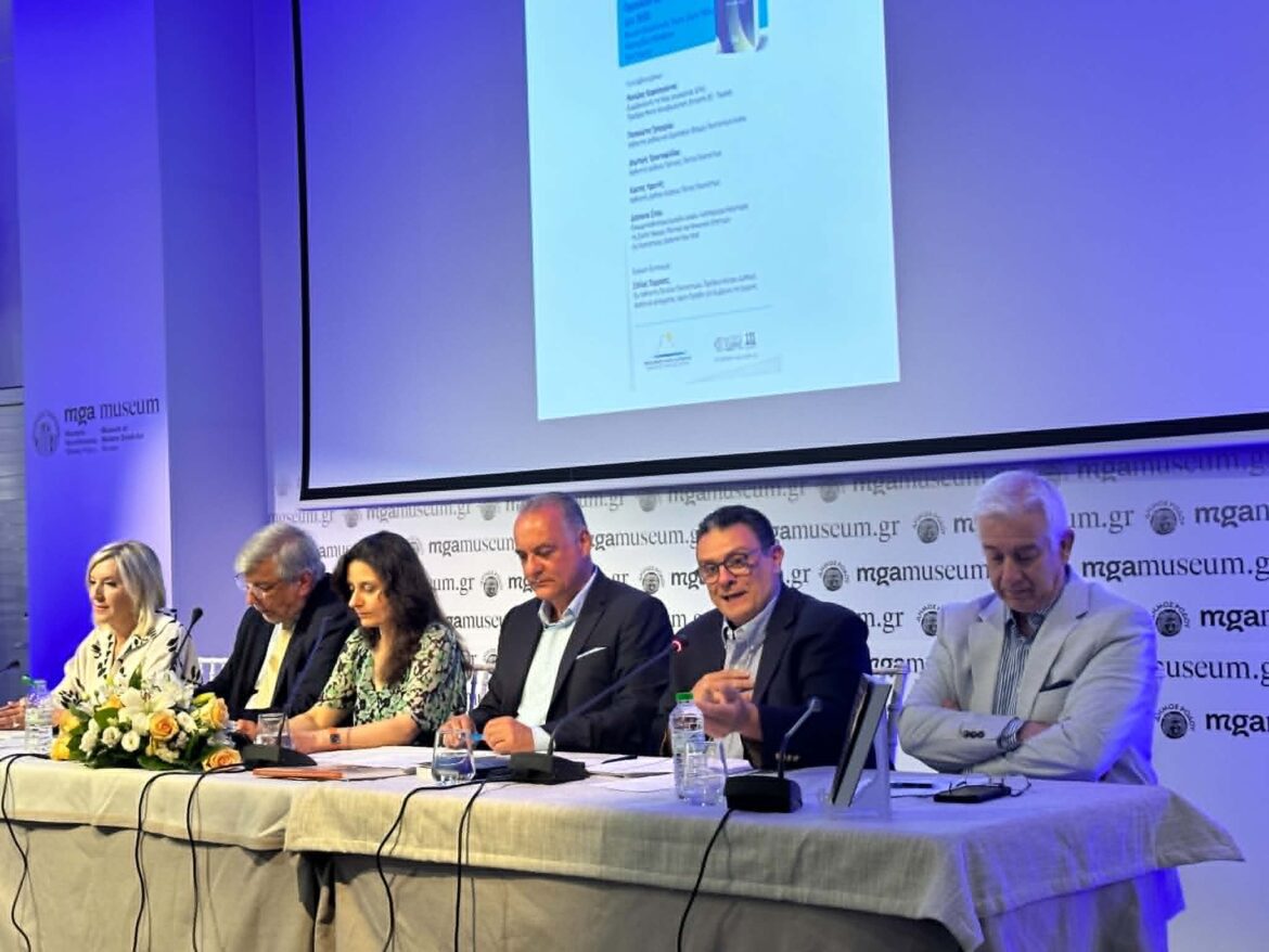 Κατάμεστη η αίθουσα του Νεστορίδειου για την παρουσίαση του νέου βιβλίου της Ελευθερίας Φτακλάκη