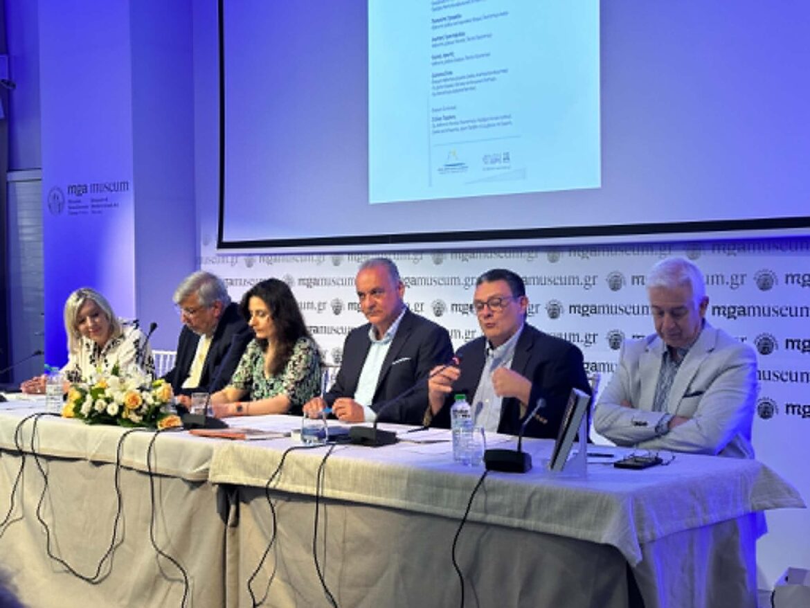 Κατάμεστη η αίθουσα του Νεστορίδειου για την παρουσίαση του νέου βιβλίου της Ελευθερίας Φτακλάκη