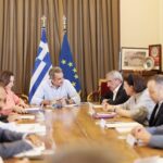 Εύσημα Μητσοτάκη στη ναυαρχίδα του ελληνικού τουρισμού για την ανθεκτικότητά της, κατά τη σύσκεψη με τους φορείς – Ιδιαίτερη μνεία στους εργαζόμενους
