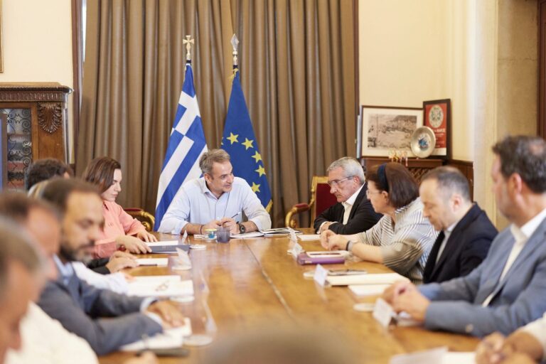 Εύσημα Μητσοτάκη στη ναυαρχίδα του ελληνικού τουρισμού για την ανθεκτικότητά της, κατά τη σύσκεψη με τους φορείς – Ιδιαίτερη μνεία στους εργαζόμενους