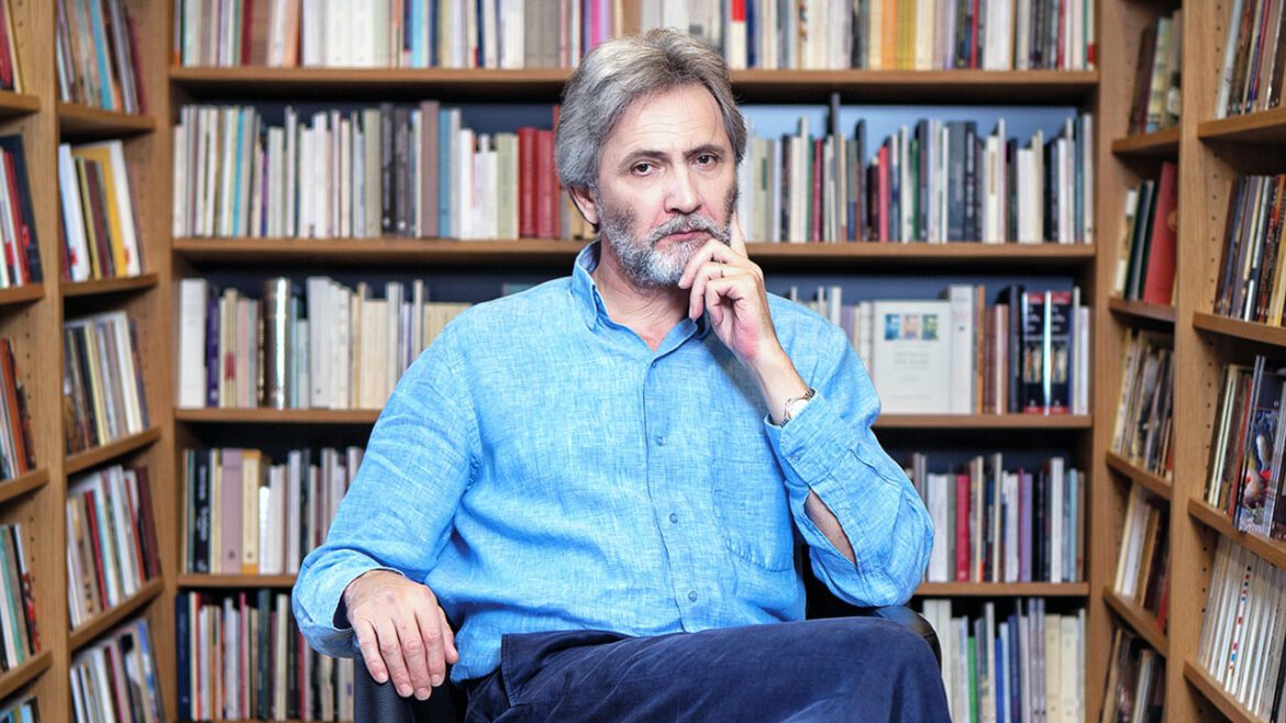 Γιάννης Καλπούζος στον RV: ” Όλα τα πράγματα έχουν ειπωθεί, η γλώσσα είναι αυτή που μπορεί να τα κάνει καινούρια και να τους δώσει άλλη διάσταση. Πιστεύω στην ελληνική γλώσσα,  την αγαπώ…” (audio)