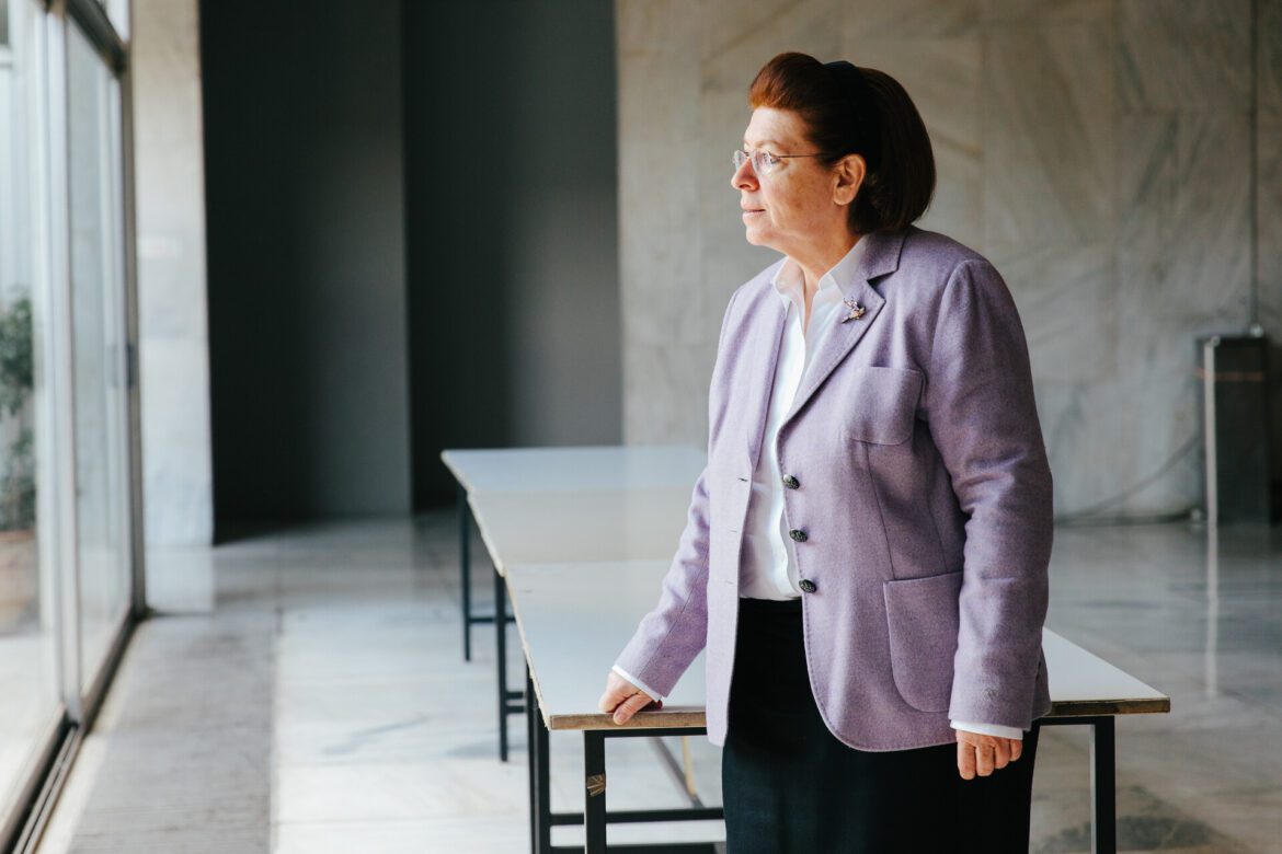 Ζήτημα προσωπικής αξιοπρέπειας της Λίνας Μενδώνη να μη γίνει κομπάρσος στην παράσταση υποκρισίας του Κολιάδη