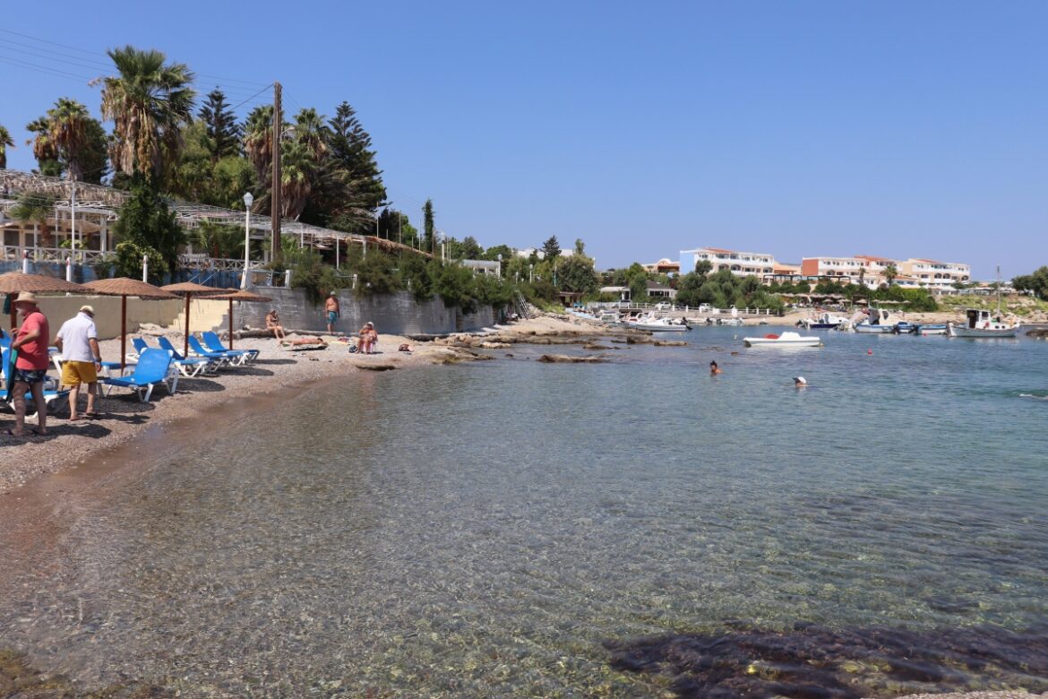 Σκάφος με δύο Βρετανούς προσάραξε στα “Καβουράκια”