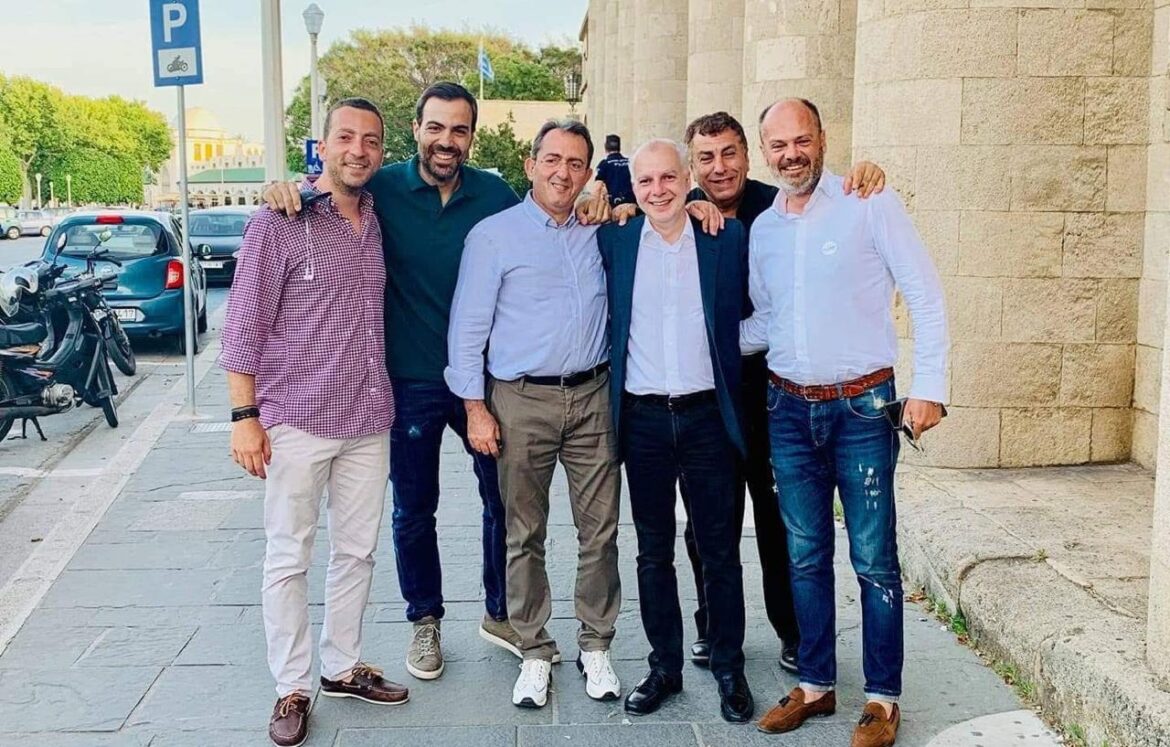 Ο Αντώνης Καμπουράκης αποχαιρετά τον Μιχάλη Μπακίρη: «Με βαθιά θλίψη αποχαιρετώ τον φίλο μου, Μιχάλη Μπακίρη»