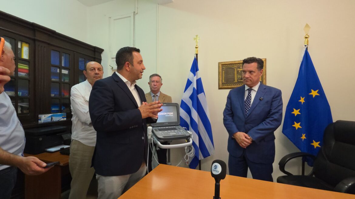 Σε εξέλιξη η τελετή παράδοσης ιατρικού εξοπλισμού στο Γενικό Νοσοκομείο Κω παρουσία του Άδωνι Γεωργιάδη