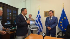 Σε εξέλιξη η τελετή παράδοσης ιατρικού εξοπλισμού στο Γενικό Νοσοκομείο Κω παρουσία του Άδωνι Γεωργιάδη