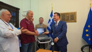 Σε εξέλιξη η τελετή παράδοσης ιατρικού εξοπλισμού στο Γενικό Νοσοκομείο Κω παρουσία του Άδωνι Γεωργιάδη