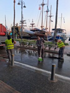 Εκτεταμένος καθαρισμός και πλύση στην παραλιακή ζώνη της Κω