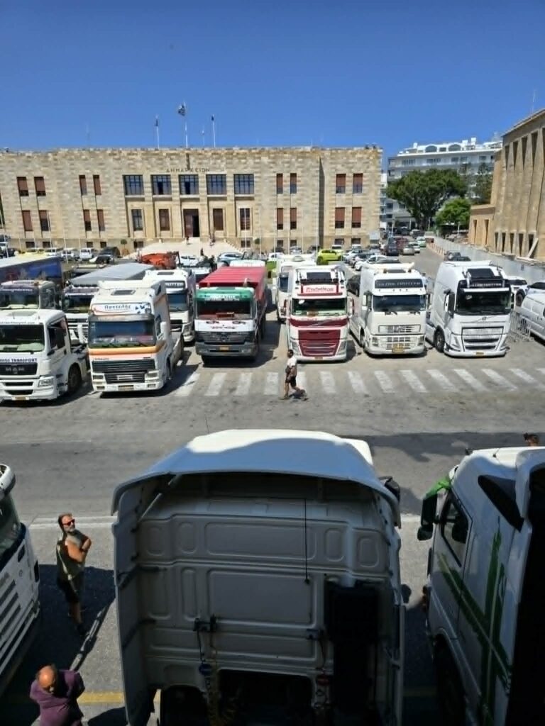 24ωρη απεργία των επαγγελματιών μεταφορέων στη Ρόδο – «Χειρόφρενο» στα φορτηγά Δημόσιας Χρήσης