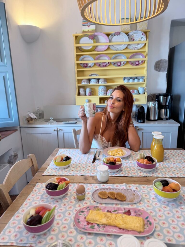 Στην Πάτμο απολαμβάνει τις καλοκαιρινές της διακοπές η Σίσσυ Χρηστίδου