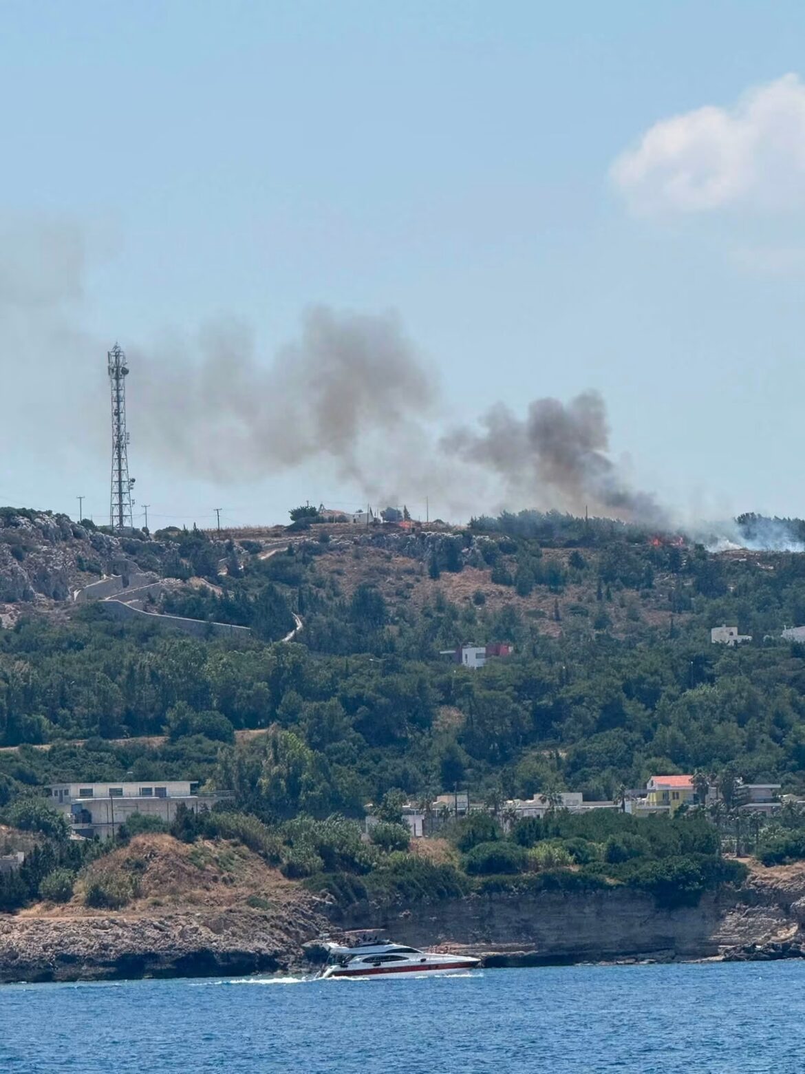 Ρόδο: Πυρκαγιά με τρεις εστίες στην περιοχή Καλλιθέας – Ισχυρές επίγειες και εναέριες δυνάμεις στη μάχη με τις φλόγες