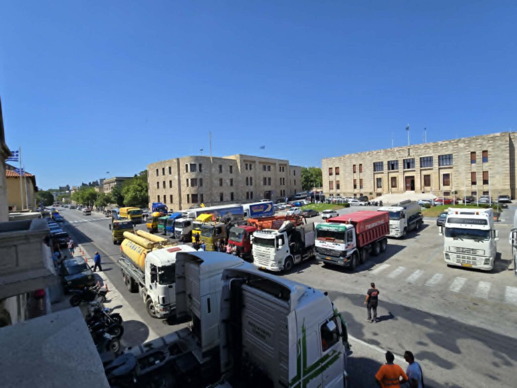 24ωρη απεργία των επαγγελματιών μεταφορέων στη Ρόδο – «Χειρόφρενο» στα φορτηγά Δημόσιας Χρήσης