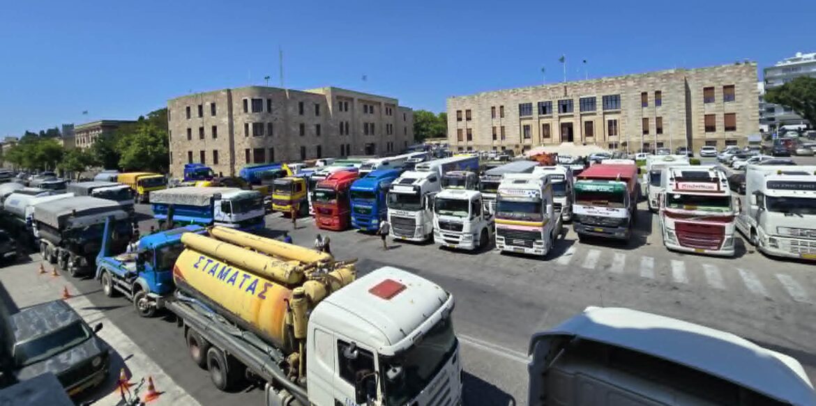 24ωρη απεργία των επαγγελματιών μεταφορέων στη Ρόδο – «Χειρόφρενο» στα φορτηγά Δημόσιας Χρήσης
