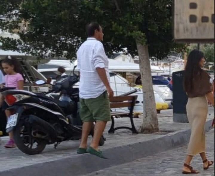 Στη Σύμη συνεχίζει τις καλοκαιρινές διακοπές ο Εργκίν Αταμάν