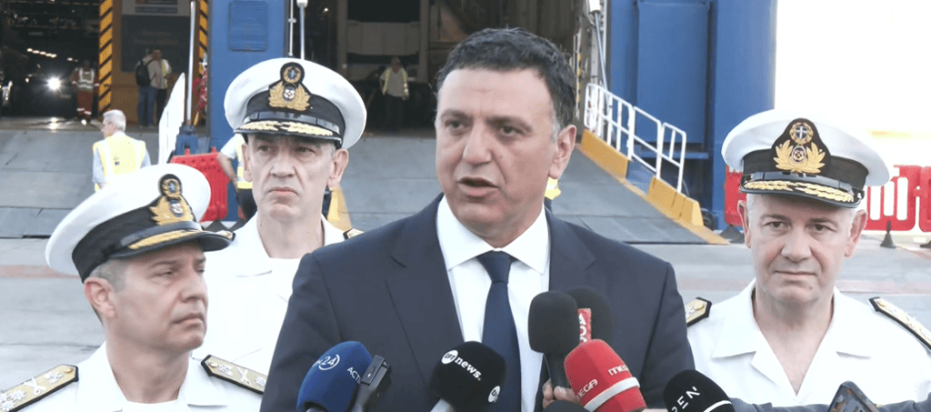 Ο Β. Κικίλιας στο λιμάνι του Πειραιά: «Η ασφάλεια είναι πάνω απ’ όλα»