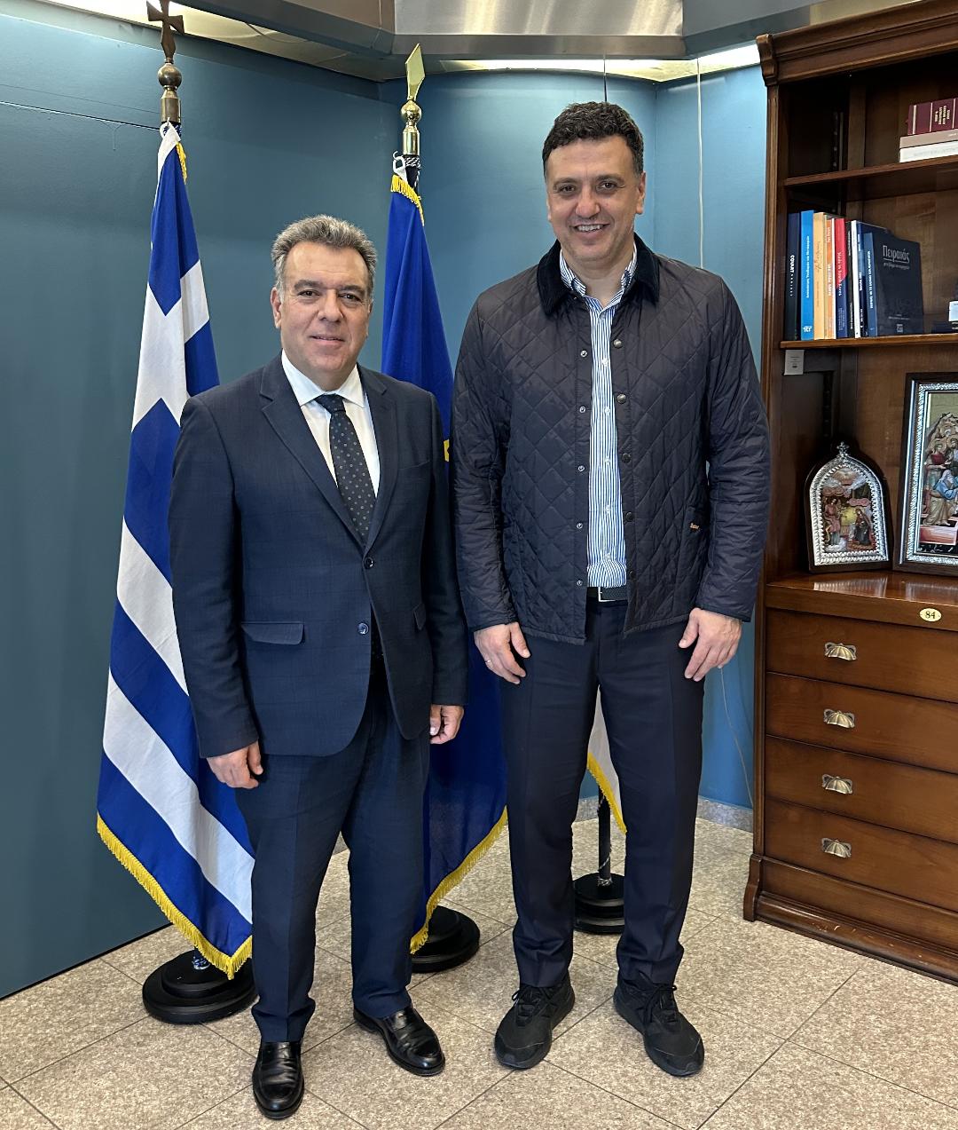 Ο Μάνος Κόνσολας παρέδωσε νομοσχέδιο για την αντιμετώπιση της διάβρωσης των ακτών σε τρεις υπουργούς